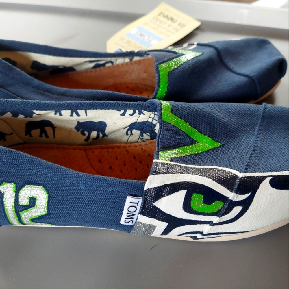 NWT Custom Seahawks TOMS Women's 7